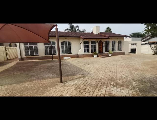 3 BEDROOM PROPERTY TO RENT IN HIGHWAY GARDENS